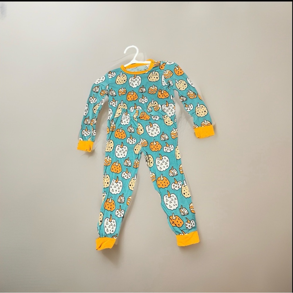 KOZI & CO PUMPKINS BAMBOO PAJAMA SET (4T) Pre-owned (#124)